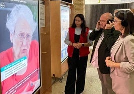 La diputada de Cultura, África Colomo, y el presidente de Cruz Roja Jaén, Jerónimo Vera, visitan la muestra.