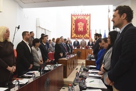 La corporación provincial ha guardado un minuto de silencio en recuerdo a todas las víctimas al inicio del pleno, que se ha celebrado en la ciudad de Baza-