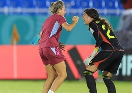 Amor Leigh, de negro, celebra una victoria con la selección española.