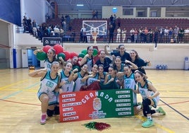 El equipo granadino celebra su victoria en Cádiz.