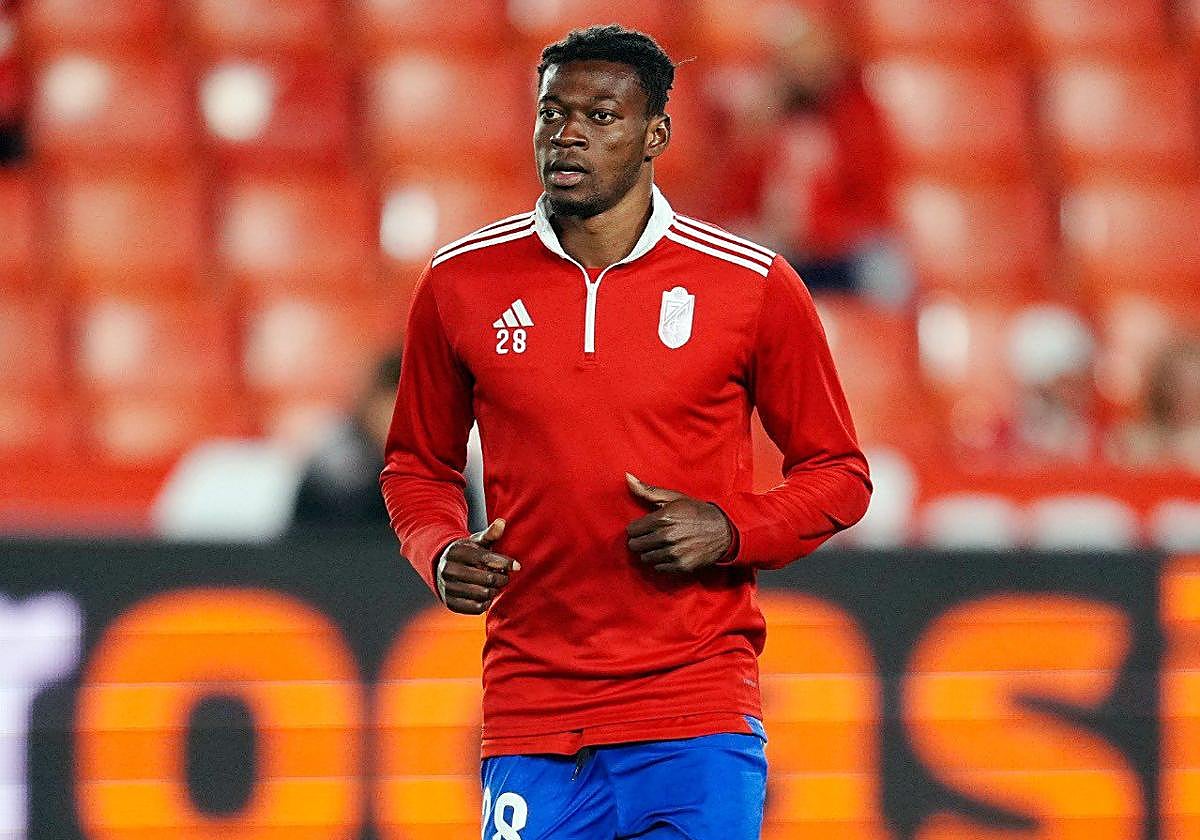 Oscar Naasei calienta antes del partido contra el Levante en Los Cármenes.