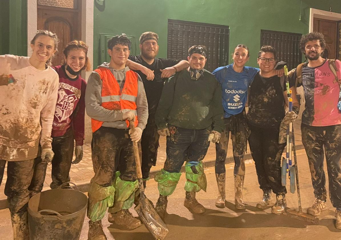 Imagen principal - Los jóvenes voluntarios de Granada, en Aldaia.