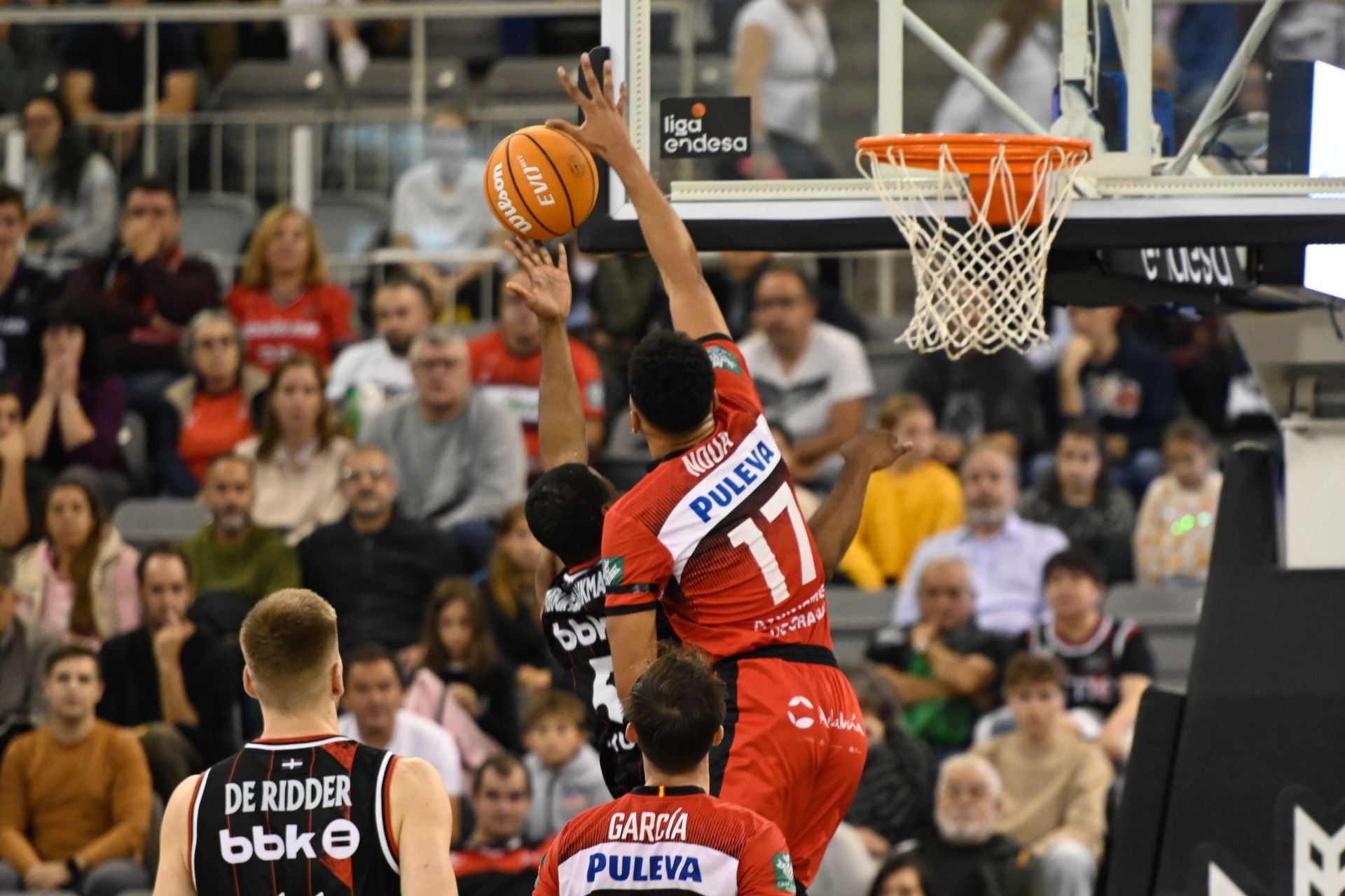 Intento de tapón de Amine Noua (17) ante el Surne Bilbao.