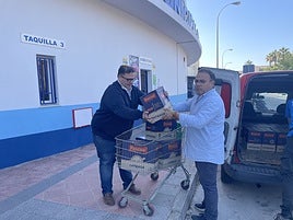El alcalde de Almuñécar recogiendo alimentos.