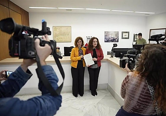 La parlamentarias de Por Andalucía Inmaculada Nieto y Esperanza Gómez en el registro del Parlamento.