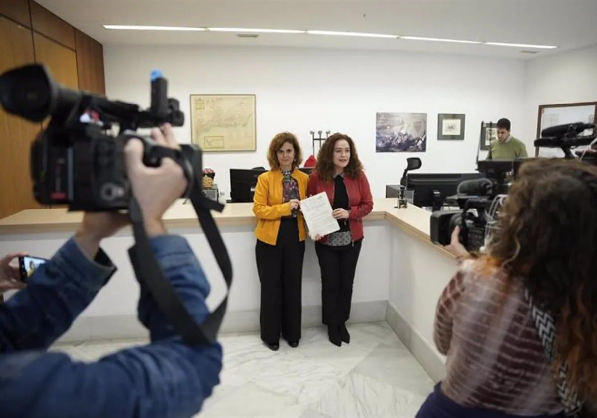 La parlamentarias de Por Andalucía Inmaculada Nieto y Esperanza Gómez en el registro del Parlamento.