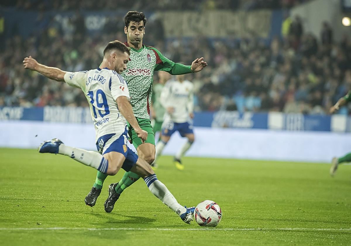 Manu Trigueros acude a taponar un disparo de Calero en La Romareda.