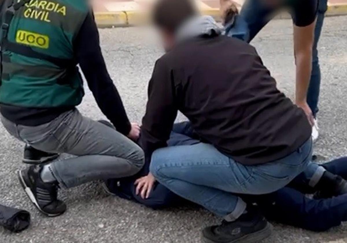 Agentes de la Guardia Civil inmovilizan al presunto mafioso durante su detención.