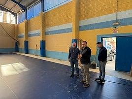Visita del alcalde al polideportivo de La Carrera.