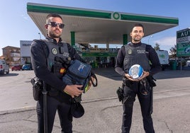 Alejandro y Antonio en la gasolinera donde atendieron a un hombre infartado.