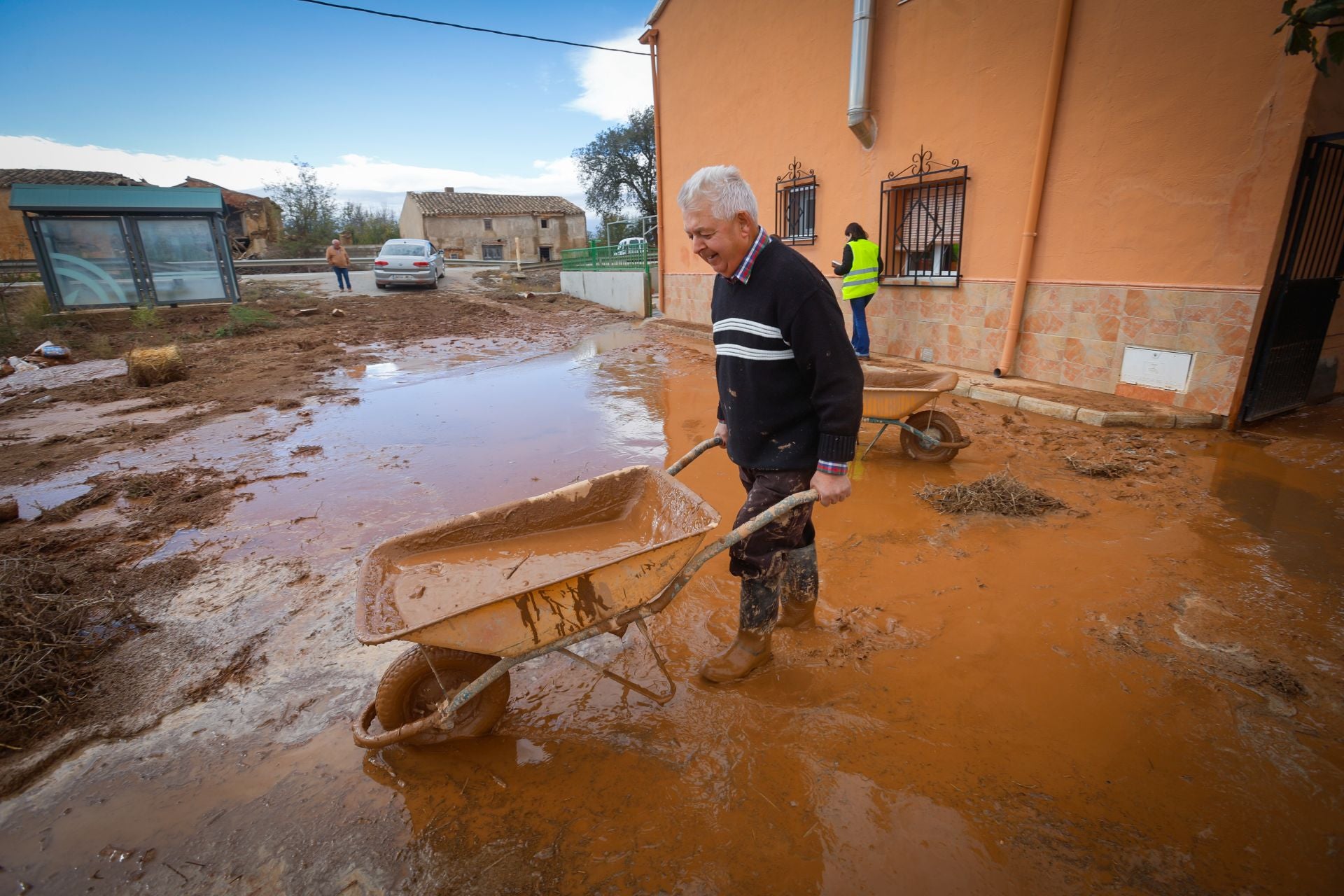 Un afectado de Caniles limpia su vivienda tras las avenidas.
