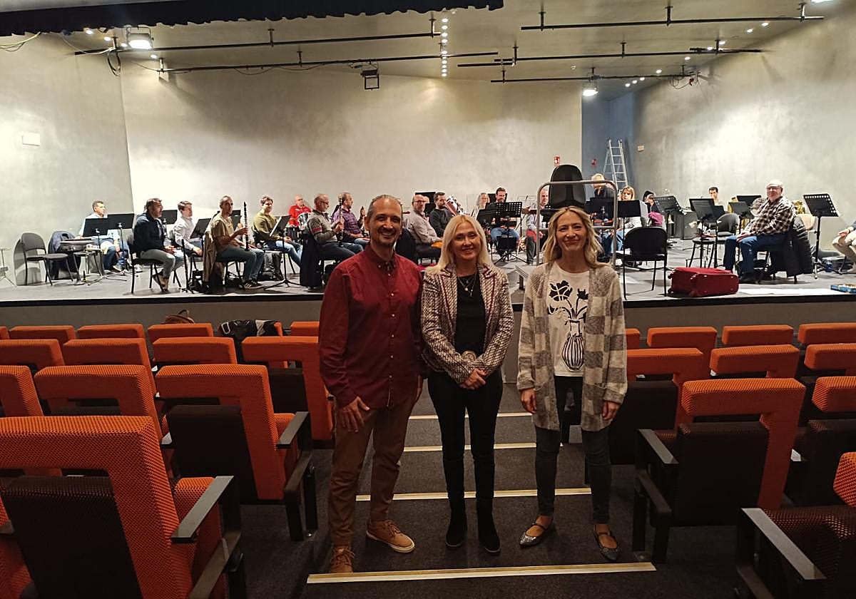 María Espejo entre Antonio 'El Tabanco y Juani Martínez de la Hoz.