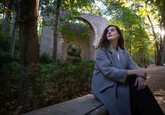 Farah Hamed, sentada junto al Arco de las Orejas, que ha inspirado su corto.