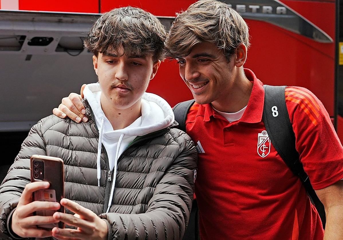 Gonzalo Villar se fotografía con un aficionado al llegar a Zaragoza.