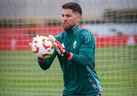Luca Zidane detiene un balón durante un entrenamiento.