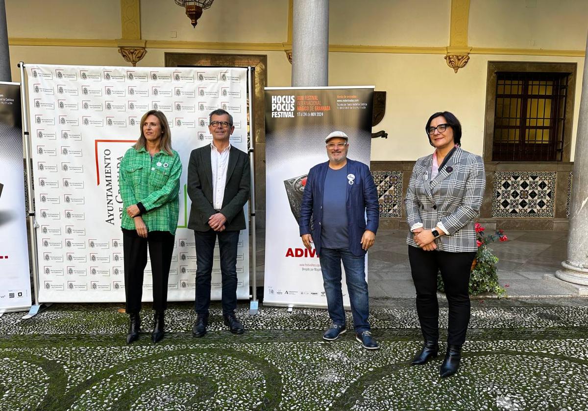 La coordinadora de Fundación Caja Rural, Poli Servián, el concejal de Cultura, Juan Ramón Ferreira, el MagoMigue y la delegada de Educación, María José Martín.