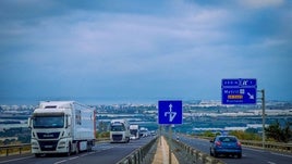 Camión en dirección a la Autovía del Mediterráneo.