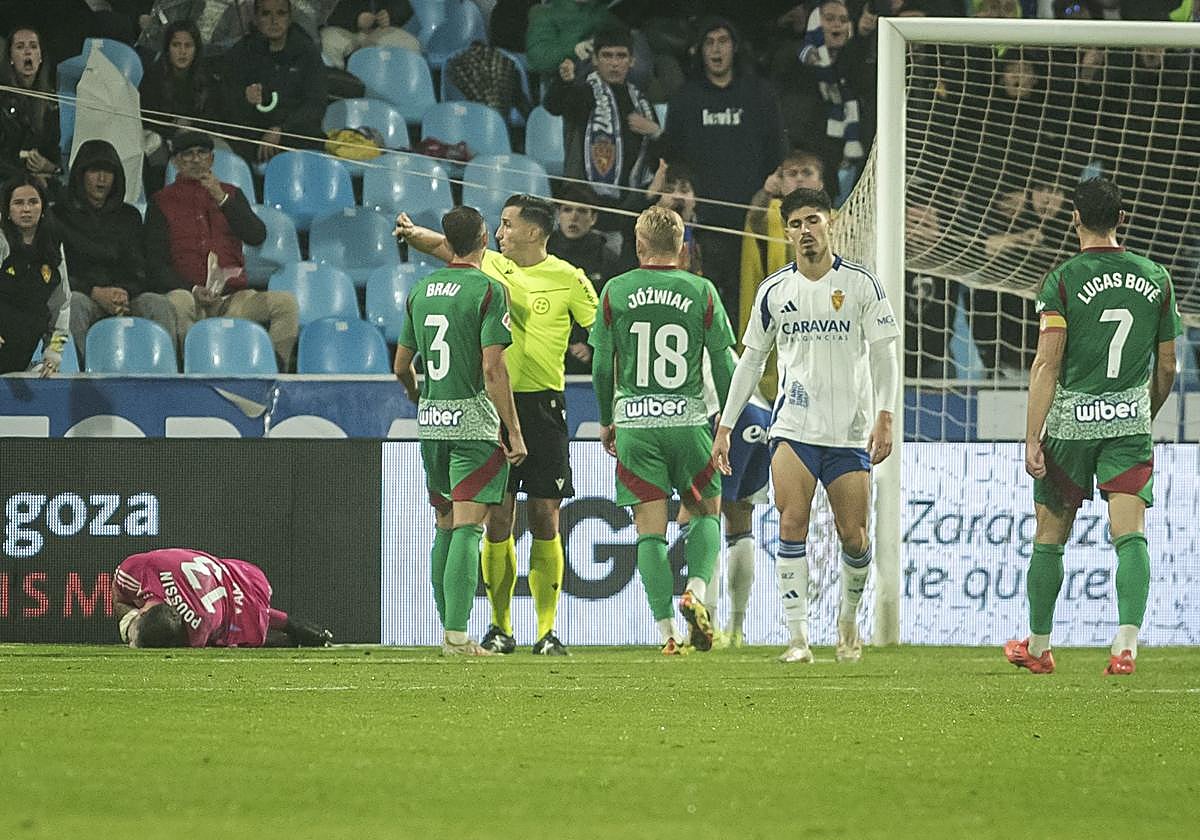 Józwiak, expulsado tras su braceo al portero Poussin.