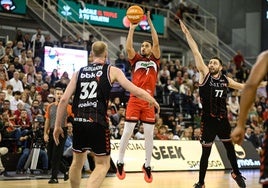 Scott Bamforth, que lanza a canasta ante el Surne Bilbao, tiene que aportar una media de puntos alta con regularidad.