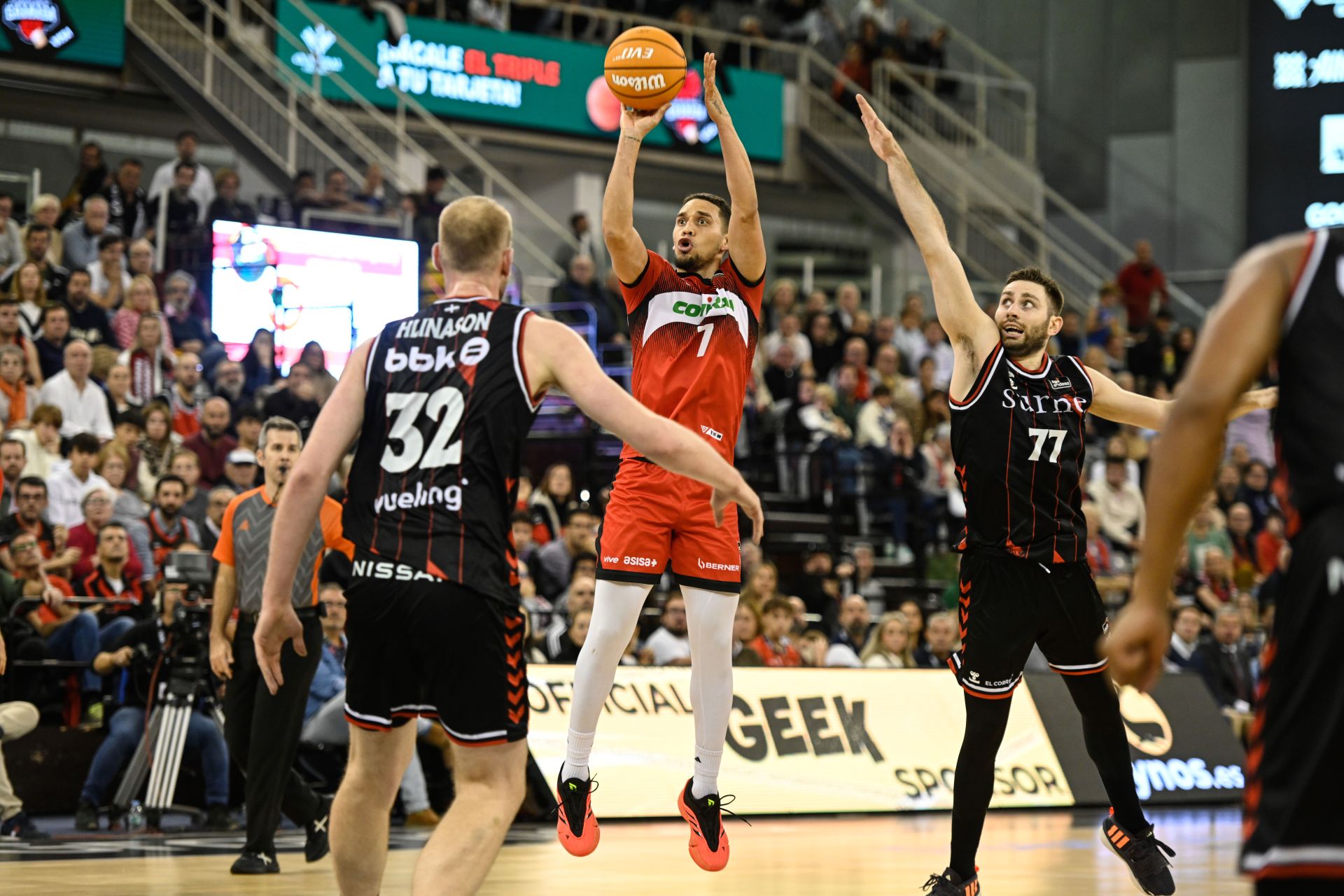 Scott Bamforth, que lanza a canasta ante el Surne Bilbao, tiene que aportar una media de puntos alta con regularidad.