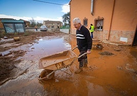 Un afectado de Caniles limpia su vivienda tras las avenidas.