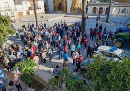 Protesta ciudadana contra las megaplantas solares en la plaza de la Constitución de Lopera.