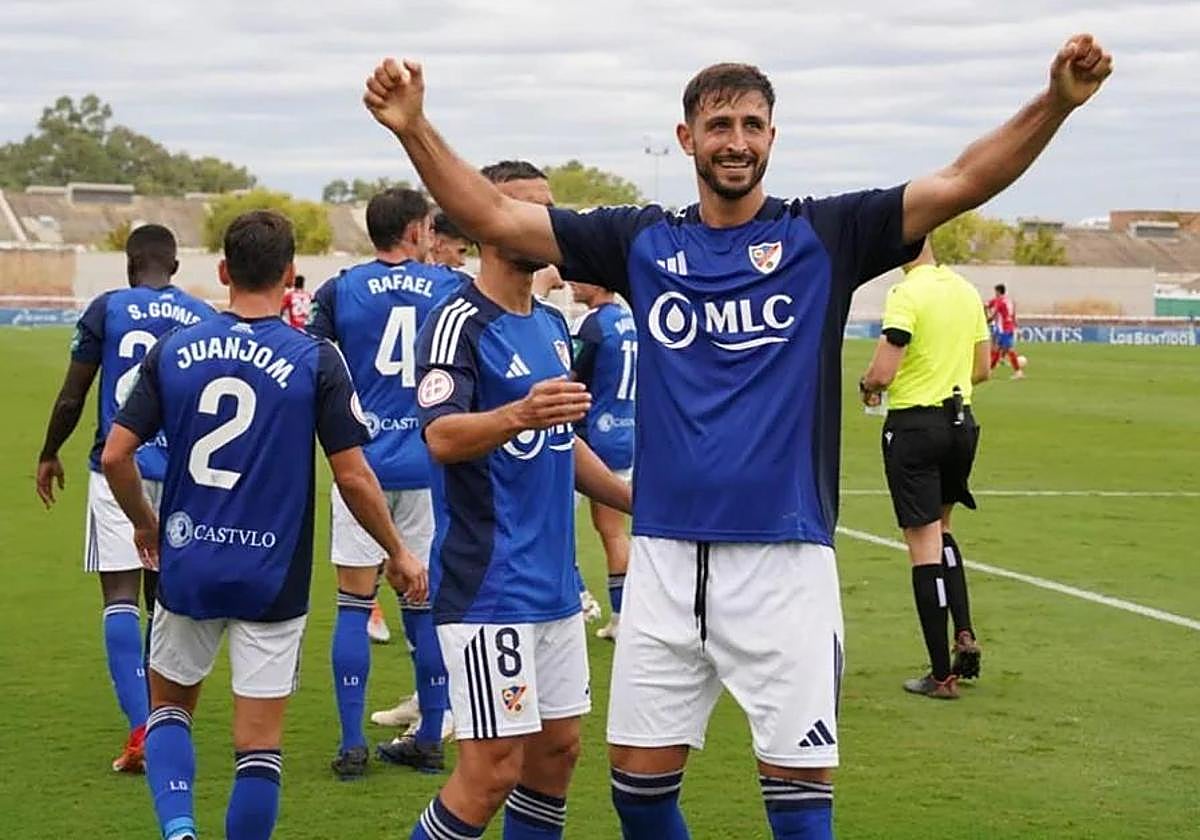 Mauro celebra su gol con los compañeros en el reciente triunfo ante el Don Benito.