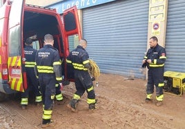 Bomeros de Almería, en las zonas afectadas por la DANA de Valencia.