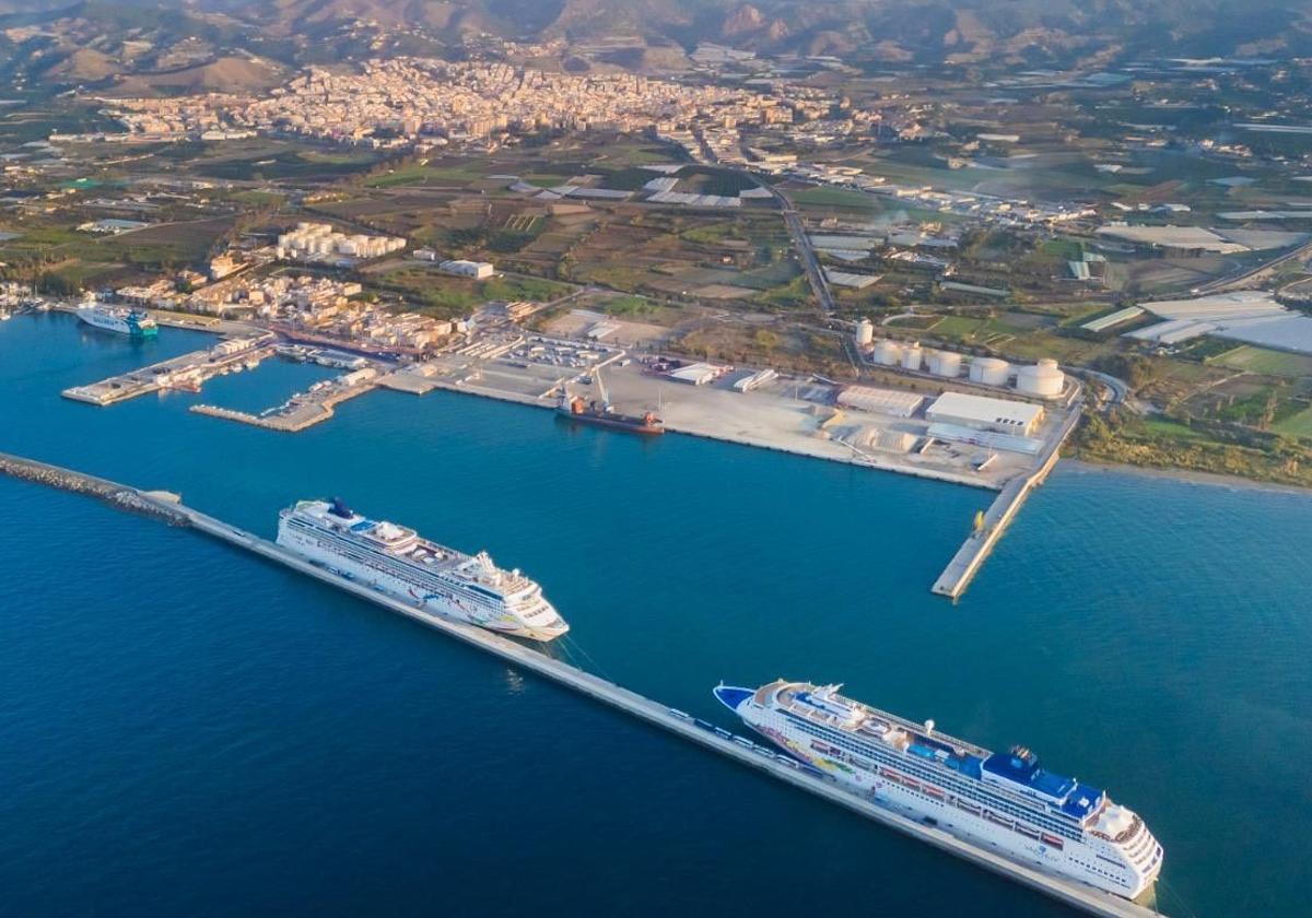 Ambos cruceros atracados en el puerto.