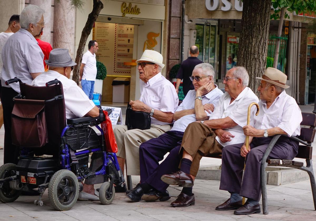 Pensionistas en la Acera del Casino