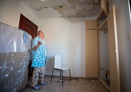 Josefa observa el techo de su casa diez días después de las lluvias que provocaron la filtración de agua.
