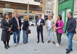 Julio Millán junto a un grupo de concejales del PSOE.