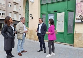 Ángeles Díaz, Francisco Lechuga, Julio Millán y África Colomo, en la puerta de la estación de autobuses.