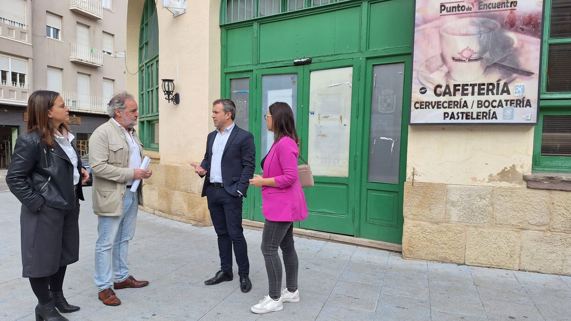 Ángeles Díaz, Francisco Lechuga, Julio Millán y África Colomo, en la puerta de la estación de autobuses.