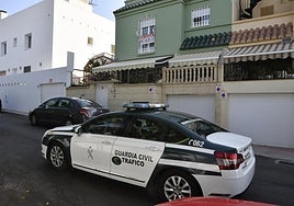 Un coche de la Guardia Civil frente al domicilio de la víctima en Aguadulce.