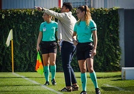 El entrenador del Granada femenino, Arturo Ruiz, dirige a sus futbolistas.