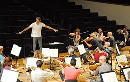Archivo - Ensayo de Lucas Macías con la Orquesta Ciudad de Granada, en imagen de archivo.
