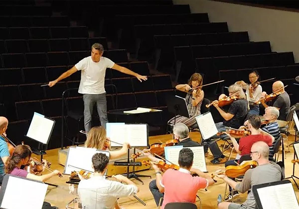Archivo - Ensayo de Lucas Macías con la Orquesta Ciudad de Granada, en imagen de archivo.