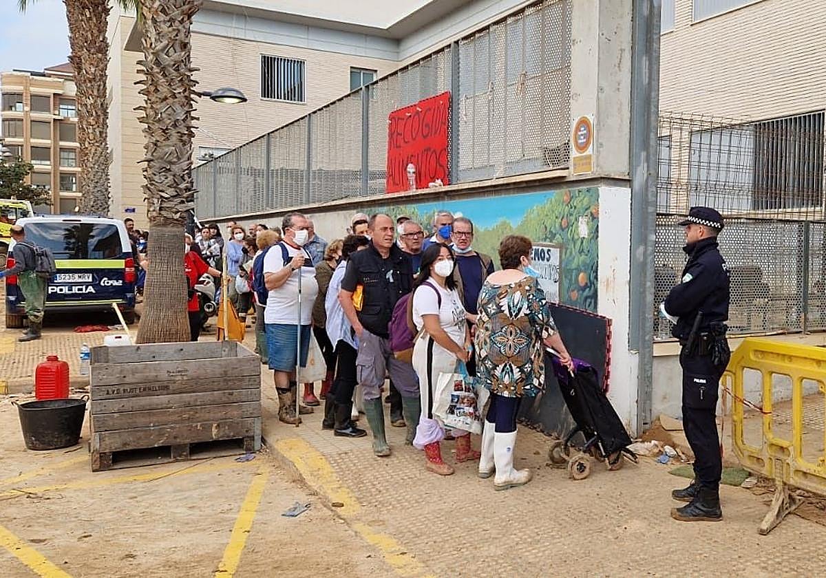 Agente realizando labores de seguridad en un centro de alimentos.