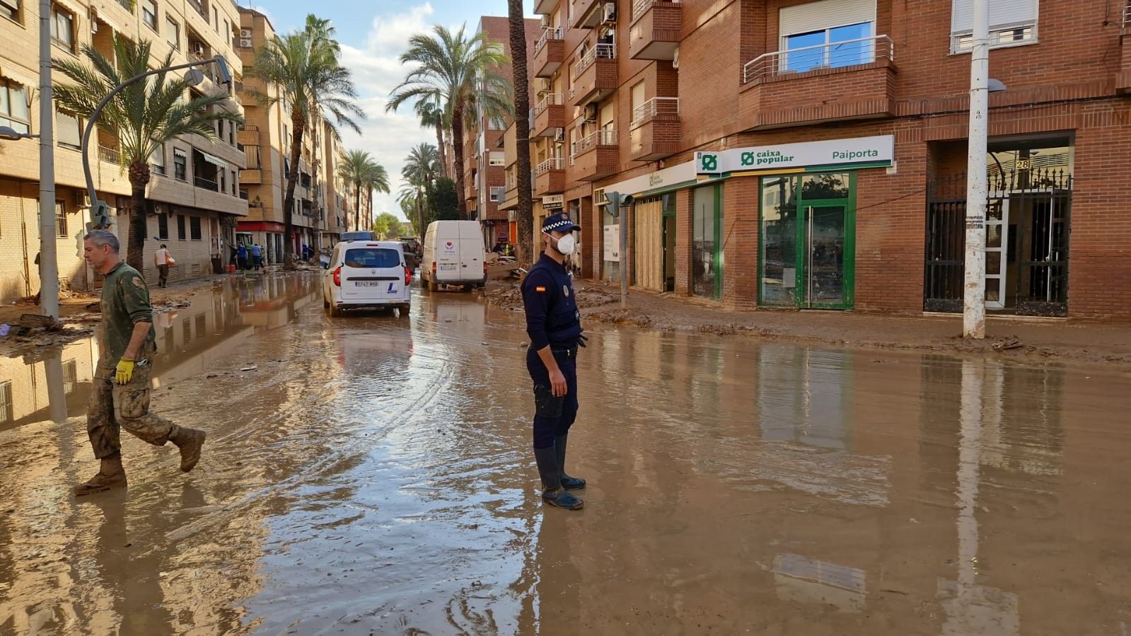 Agente en las calles de Paiporta.