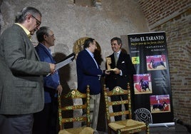 Entrega del trofeo en la Peña 'El Taranto'.