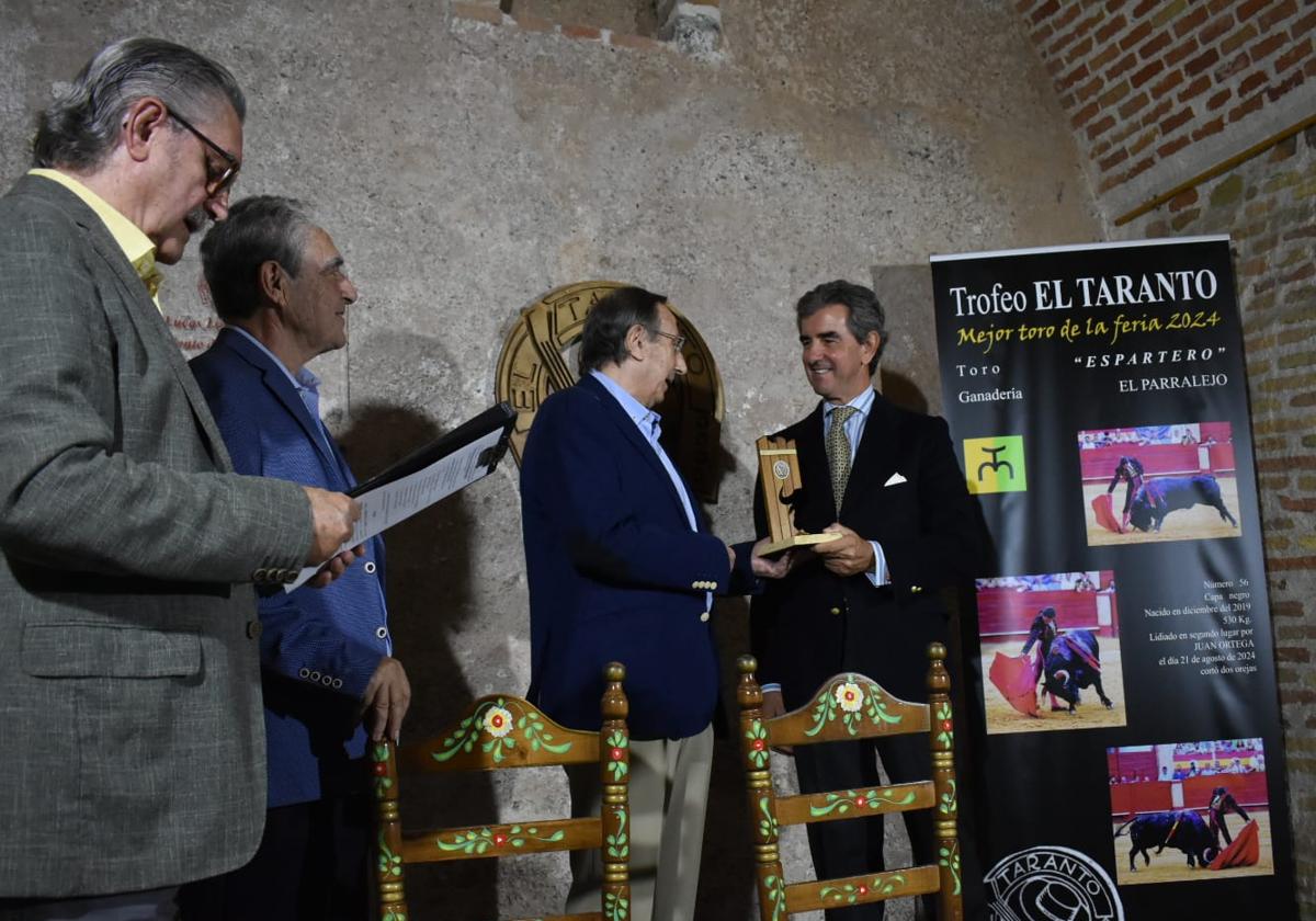 Entrega del trofeo en la Peña 'El Taranto'.