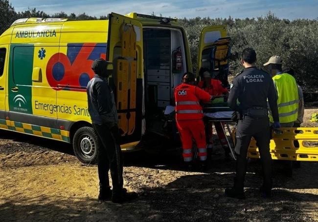 Sanitarios, Policía Local de Santa Fe y trabajadores en el lugar del suceso.