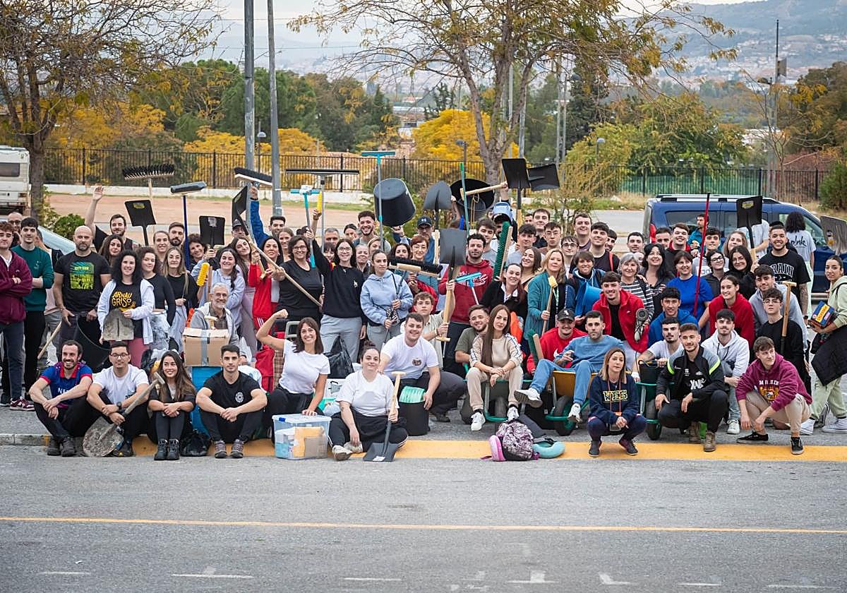 Voluntarios que partieron ayer desde Granada a Valencia