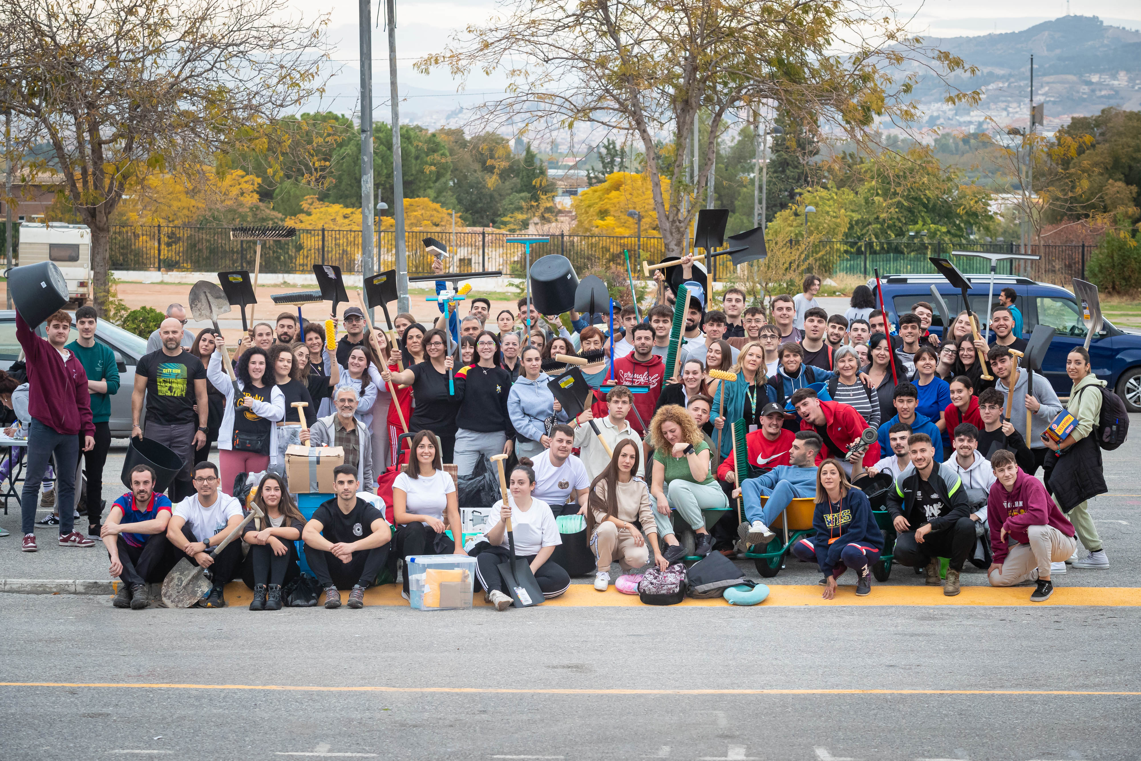 Voluntarios que partieron ayer desde Granada a Valencia.