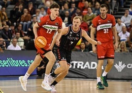 Agustín Ubal conduce el balón ante el base Harald Frey, del Surne Bilbao, que como el uruguayo del Covirán se adapta a la máxima categoría.