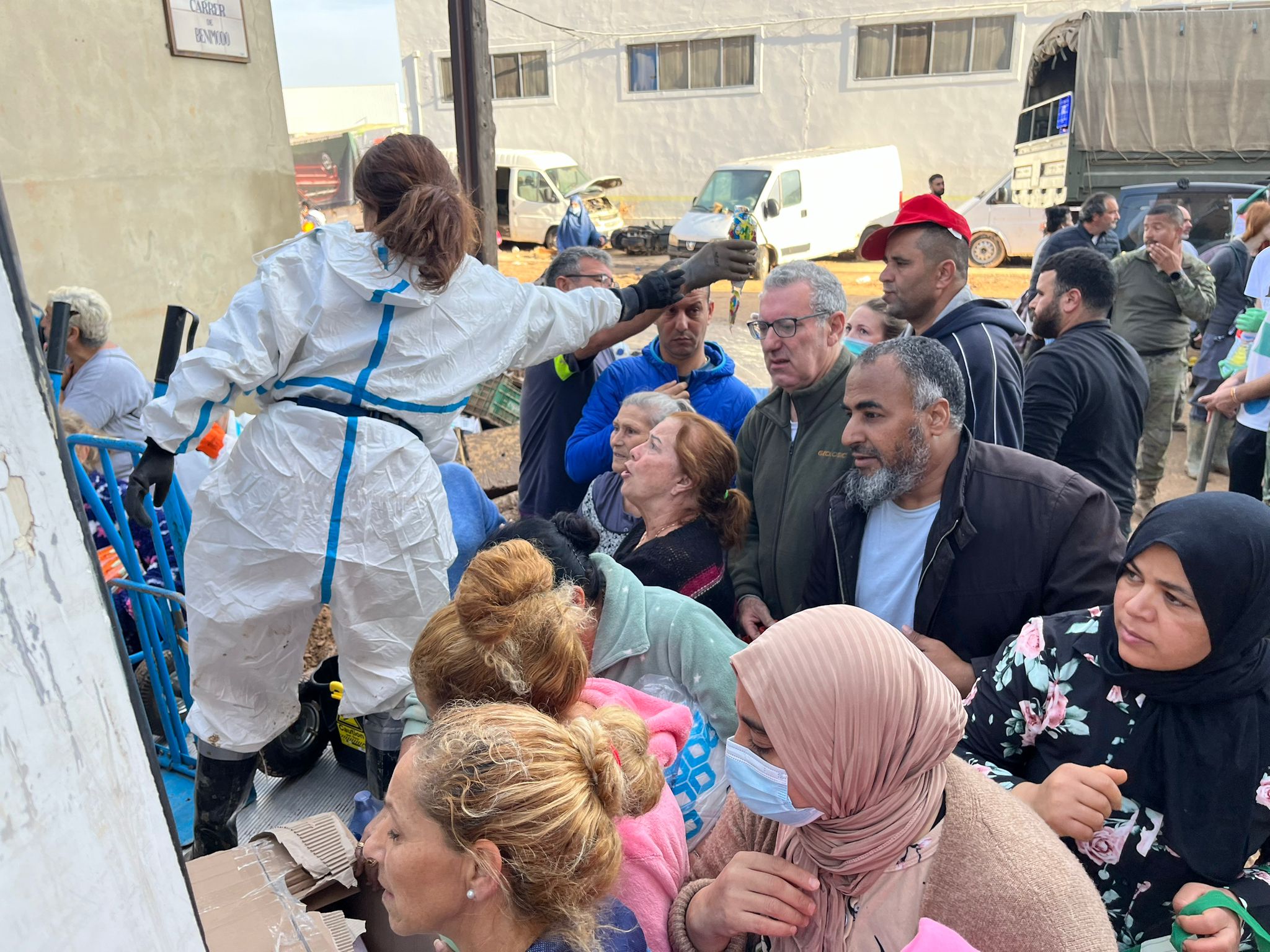 Un recorrido por Algemesí en plena labor de los voluntarios granadinos