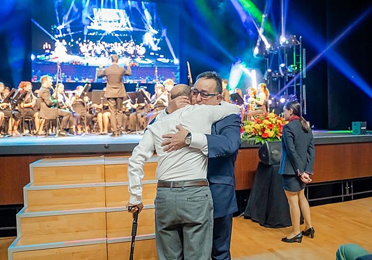 José Juan Rubí se abraza a uno de los galardonados, en una gala en la Amat explicó los nuevos retos del deporte roquertero.