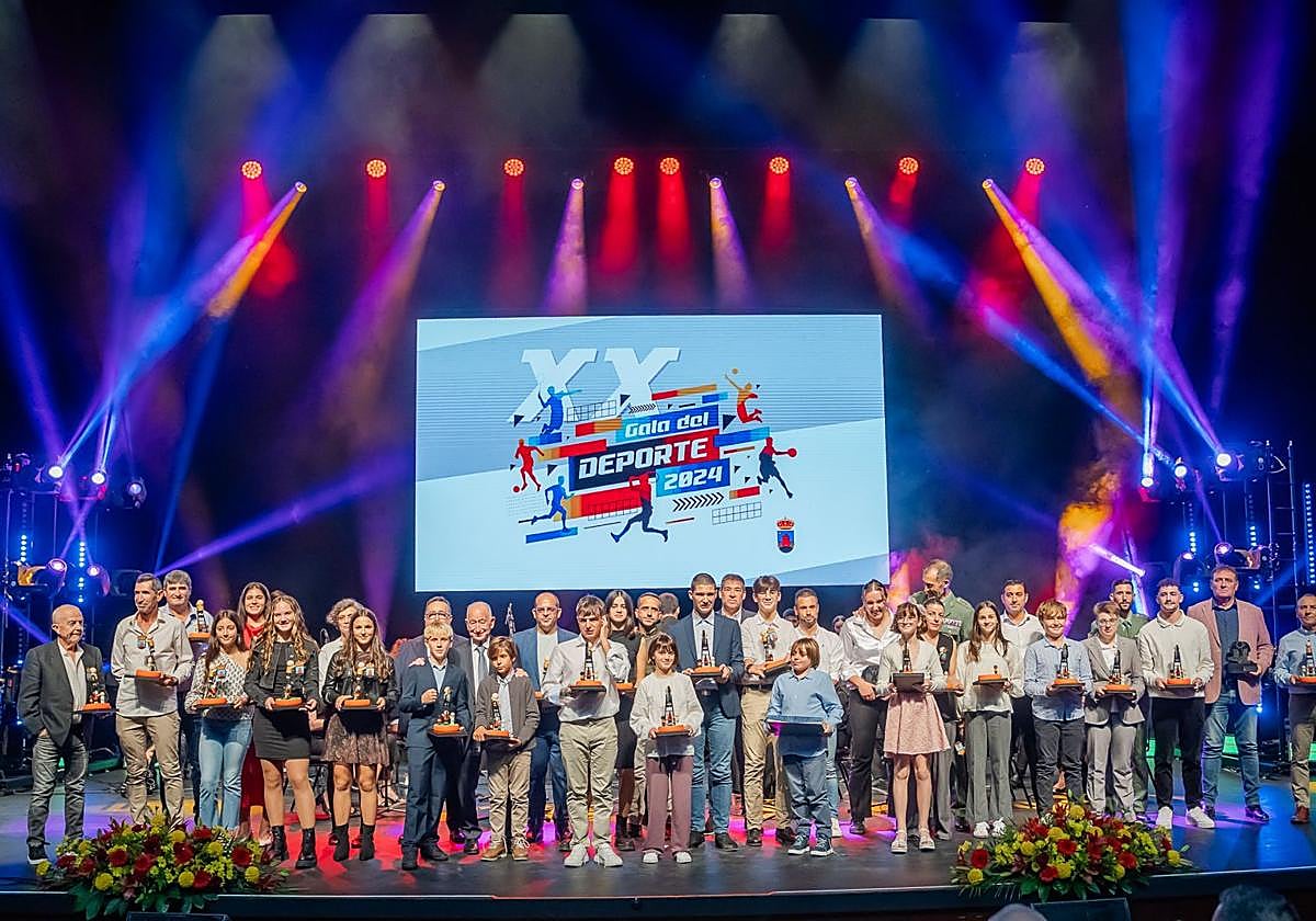 Foto de familia de todos los premiados en la Gala.