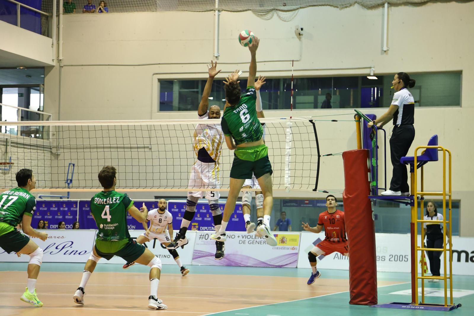 Arriba, Alaka'Todd, máximo anotador, supera el bloqueo de Moisés Cézar. Abajo Juanmi González aguanta la recepción blanquiverde.